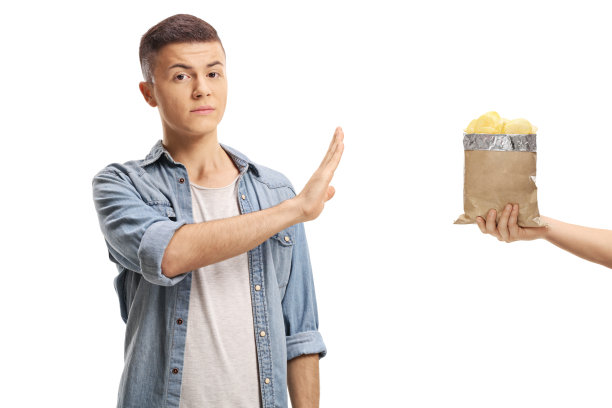 十几岁的男孩拒绝吃薯片图片下载