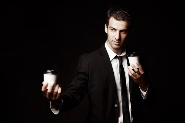 一个穿着黑西装，喝着咖啡的野蛮人。图片下载