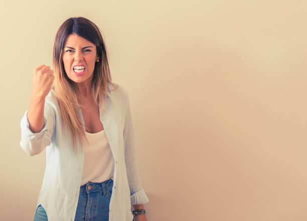 一个漂亮的女人靠在墙上的复古照片生气和愤怒表达消极的情绪，对某人生气图片下载