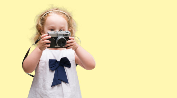 一个年幼的蹒跚学步的孩子图片下载