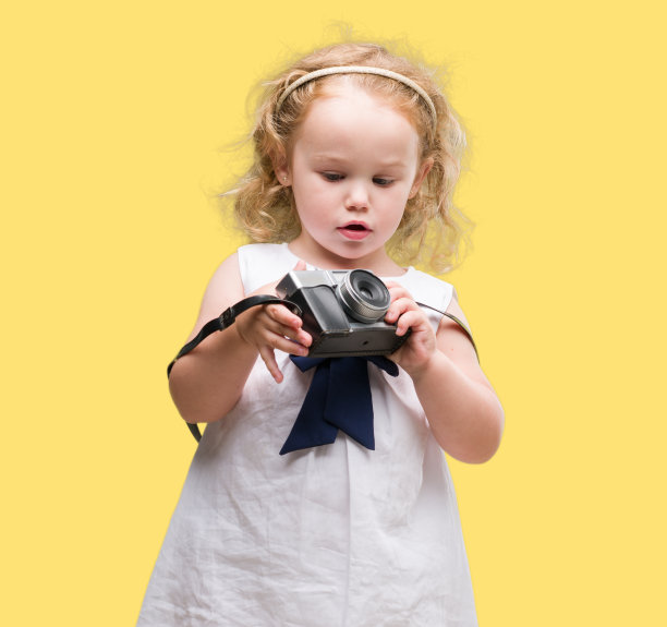 一个年幼的蹒跚学步的孩子图片下载