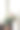 柳条袋里的野花挂在质朴的白色窗户上。色彩缤纷的鲜花在阳光下的棕色篮子里，文字的空间。农村大气的时刻。不寻常的夏天照片图片下载