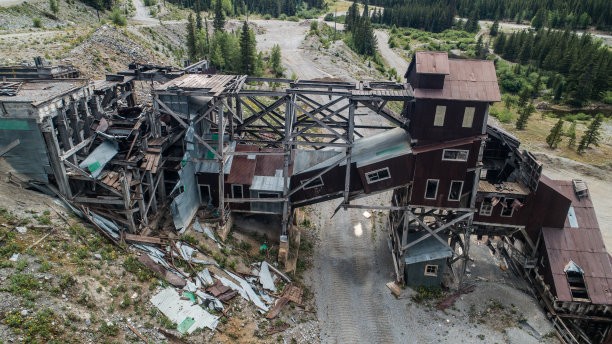 俯视着一座古老的采矿建筑图片下载
