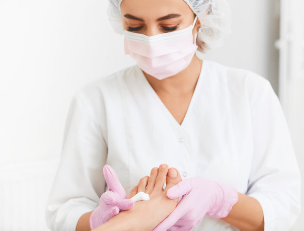 医疗足疗程序与双探针。足部水疗沙龙。足部医疗诊所。图片下载