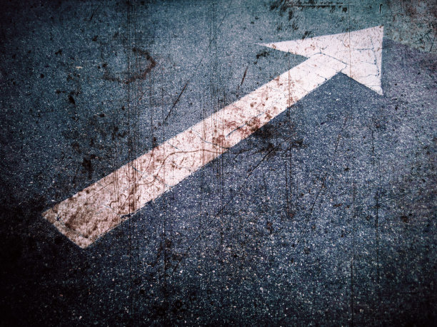 垃圾摇滚风格关闭方向箭头标志上的柏油路图片下载