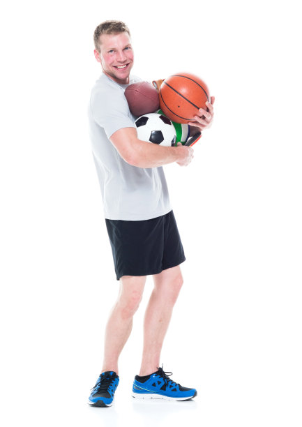 帅哥抱着各种各样的运动球图片下载