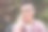 一幅戴眼镜的亚洲男人用智能手机聊天的照片图片下载
