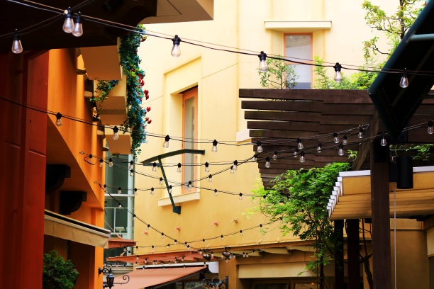 节日的城市用电缆灯装饰图片下载