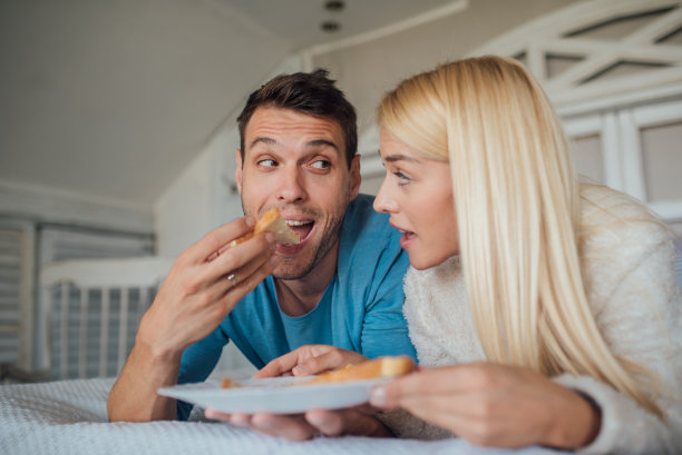 夫妇吃早餐图片下载