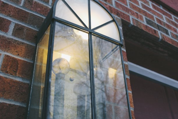 砖墙上的门廊灯图片下载