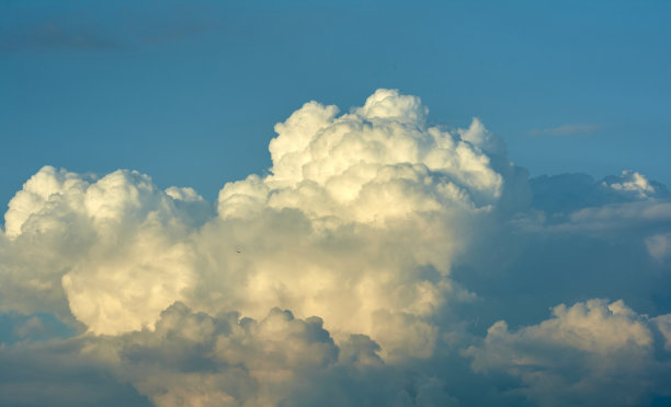 蓝色的天空和大朵的云。每年的夏天。7月温暖的夜晚。自然照片设计。户外呆图片下载
