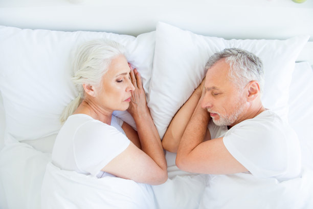 高角度俯视图照片的平静，可爱，睡意，无忧无虑，无忧无虑，白日梦灰白头发的人享受睡在白色的沙发或沙发一起图片下载