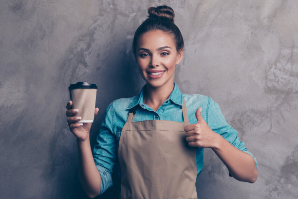 广告、推荐、外卖、外卖概念。照片的梦幻，迷人的女士穿着牛仔牛仔裤与订单饮料外带纸杯，显示拇指关于完美的产品图片下载