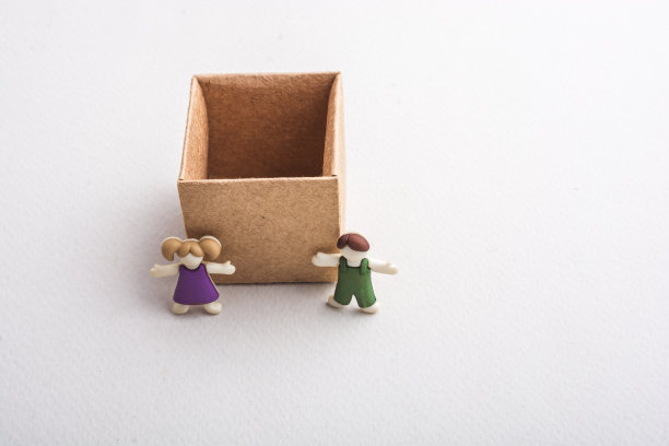 男孩和女孩雕像旁边的一个空盒子图片下载