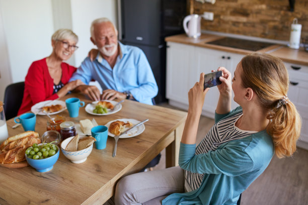 女儿和父母一起吃早餐图片下载