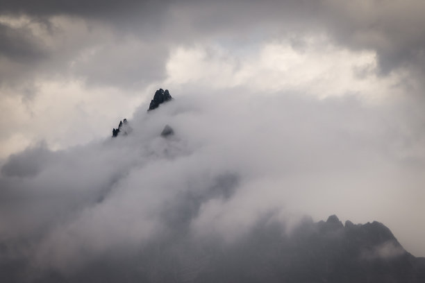 蒙特奥利维亚在乌斯怀亚市。这座尖头山是乌斯怀亚最高最令人印象深刻的一座山。入云图片下载