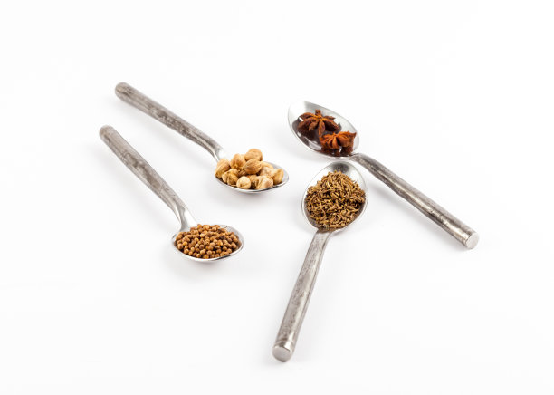 采购产品香草香料勺香草香料，各种香料和香草在银勺子，成分图片下载