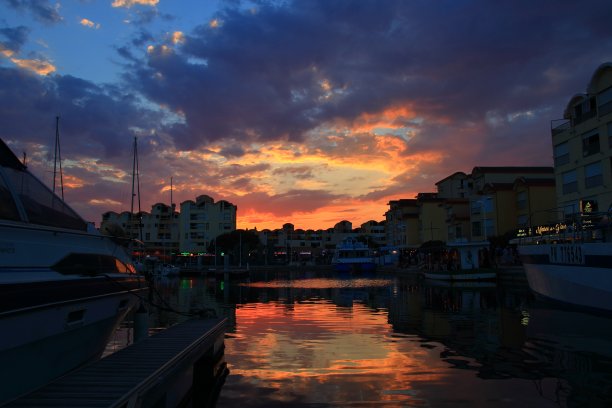 奥德市日落时分的格鲁桑港。法国图片下载