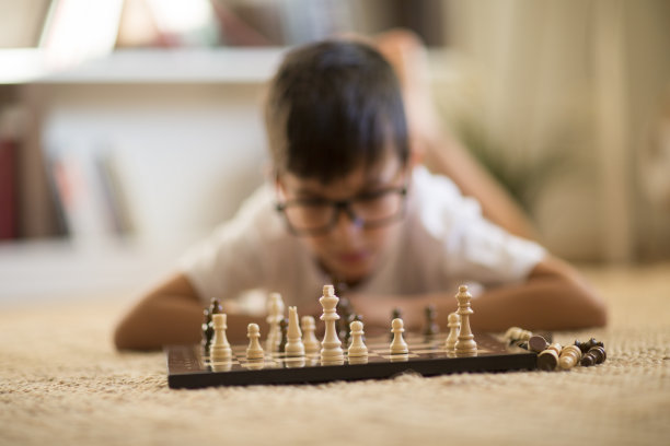 小男孩在下棋图片下载