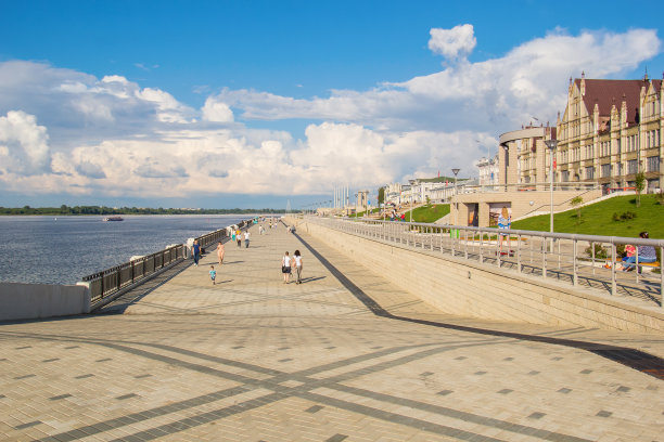 下诺夫哥罗德新翻修的路堤图片下载