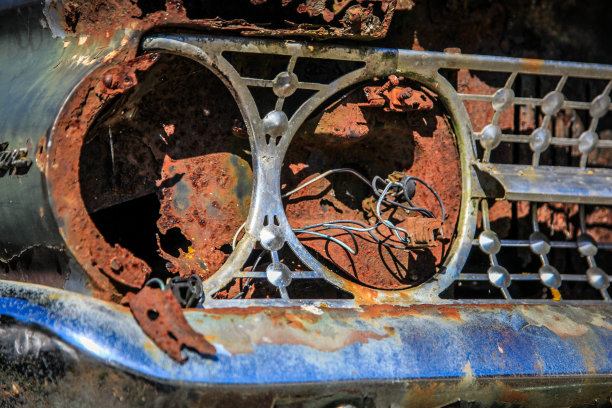 生锈的老爷车-车站上的破车图片下载