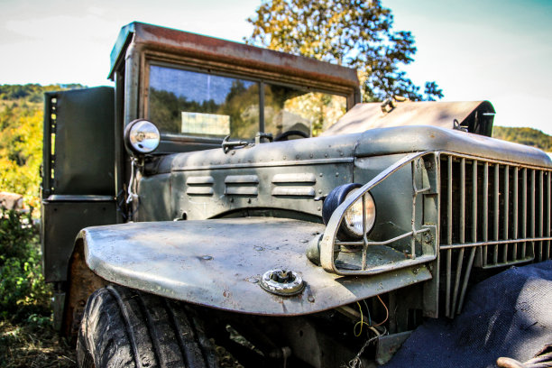 生锈的老爷车-车站上的破车图片下载