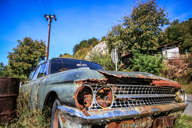 生锈的老爷车-车站上的破车图片下载