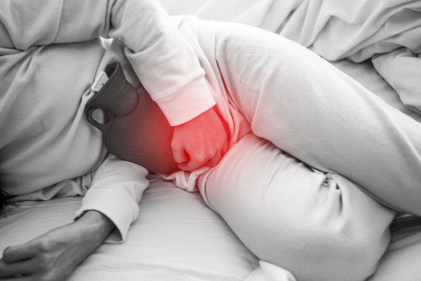 女性有膀胱或尿路疼痛，坐在床上在卧室醒来后感觉如此疾病，保健理念图片下载