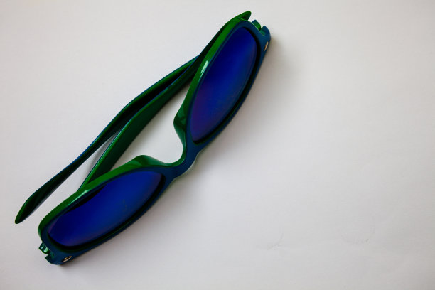 商业概念空模板复制空间孤立海报优惠券促销材料创意信息白色背景太阳镜交流思想启发图片下载