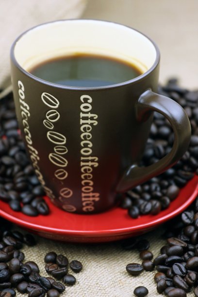 咖啡杯和豆在古董桌上图片下载