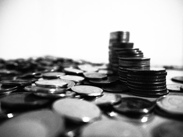 省钱概念与硬币堆叠成长颗粒过滤器风格。财务会计概念。图片下载