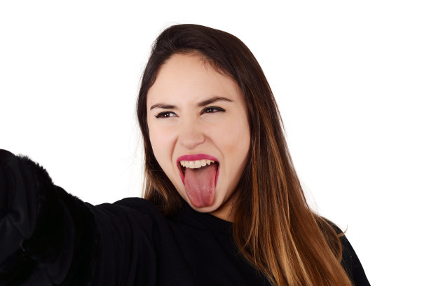 年轻女子用智能手机自拍图片下载