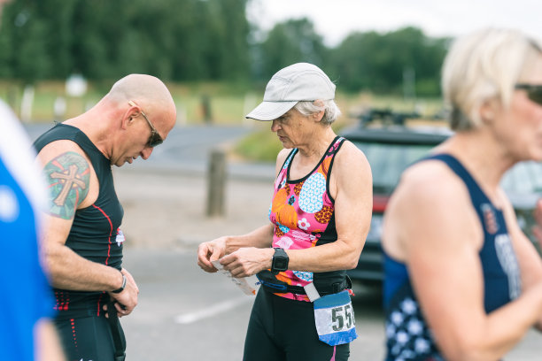 高级铁人三项运动员在比赛前互相帮助图片下载