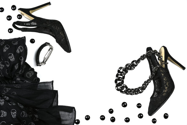 万圣节派对女装配饰系列黑上白底色，鞋子，布带头骨，珠宝。黑色星期五促销购物派对的概念。复制空间，垂直水平图片下载