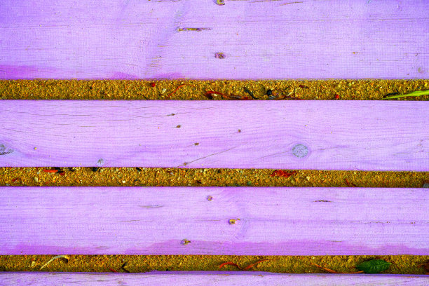 背景是紫色的木板在沙滩上。图片下载
