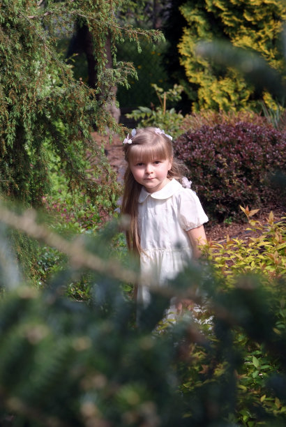 五岁的女孩在花园里图片下载