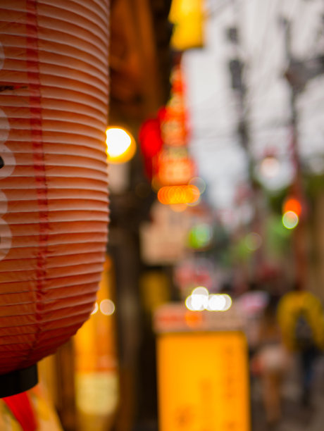 黄昏时分，在东京黑暗的小巷里，一个红色的纸灯笼映入眼帘。图片下载