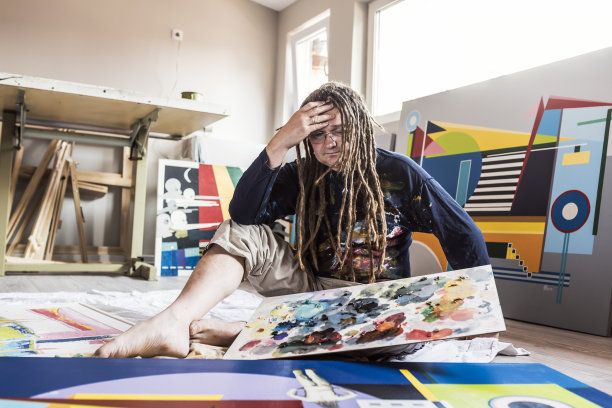 男人和他的画的照片图片下载