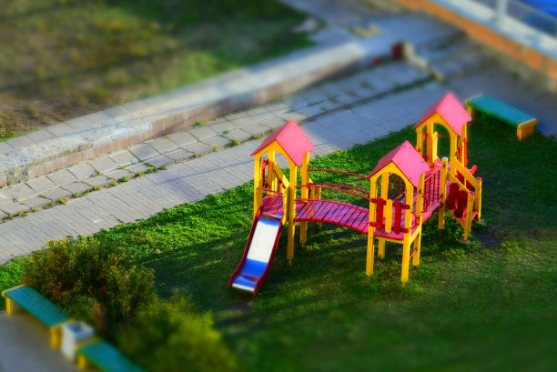 从高空俯瞰莫斯科院子里的操场。图片下载