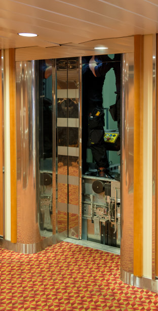 电梯正在维修，电梯门开着图片下载