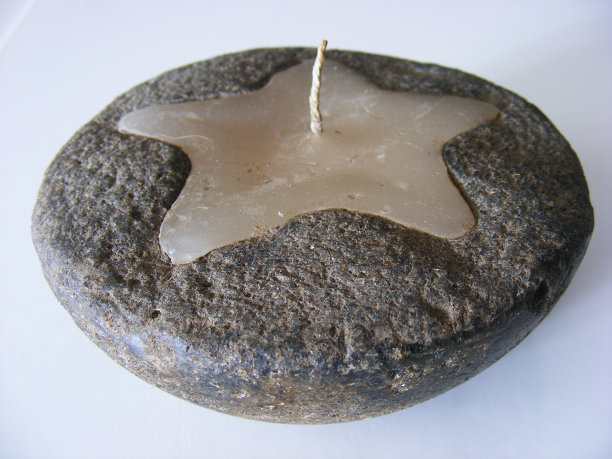 装饰蜡烛内的岩石。图片下载