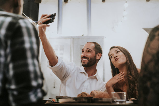 朋友们在晚宴上自拍图片下载