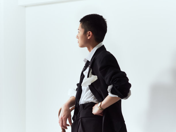 女人穿男人的衣服图片下载