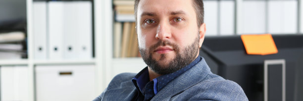 年轻英俊有前途的商人在办公室的肖像图片下载