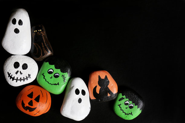 幽灵卡通万圣节彩绘岩石接壤的黑色背景图片下载
