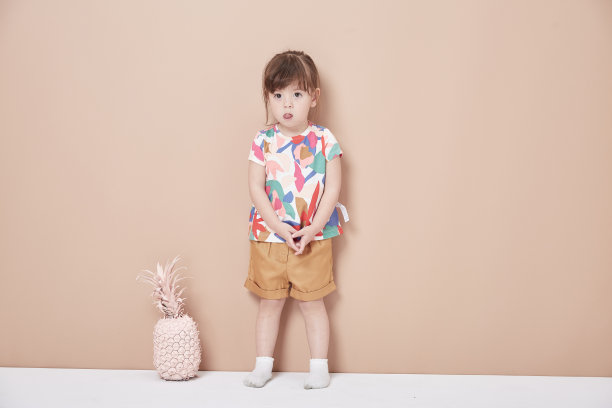 美丽的小天使女孩起飞了。垂直的照片。图片下载