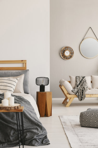 房间内床边的木凳上放着台灯，桌子上放着蜡烛。真实的照片图片下载