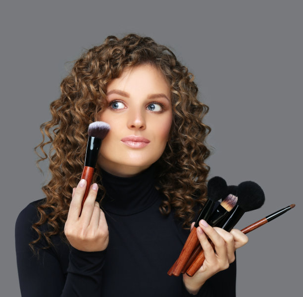 化妆。用刷子化妆的女人图片下载