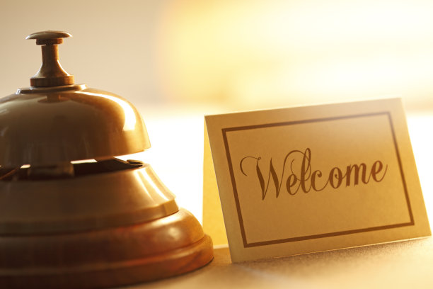 服务钟旁的欢迎卡图片下载