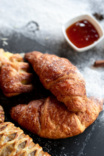 近距离食物照片的羊角面包和面包店。圣诞黑暗的背景与新年的心情图片下载